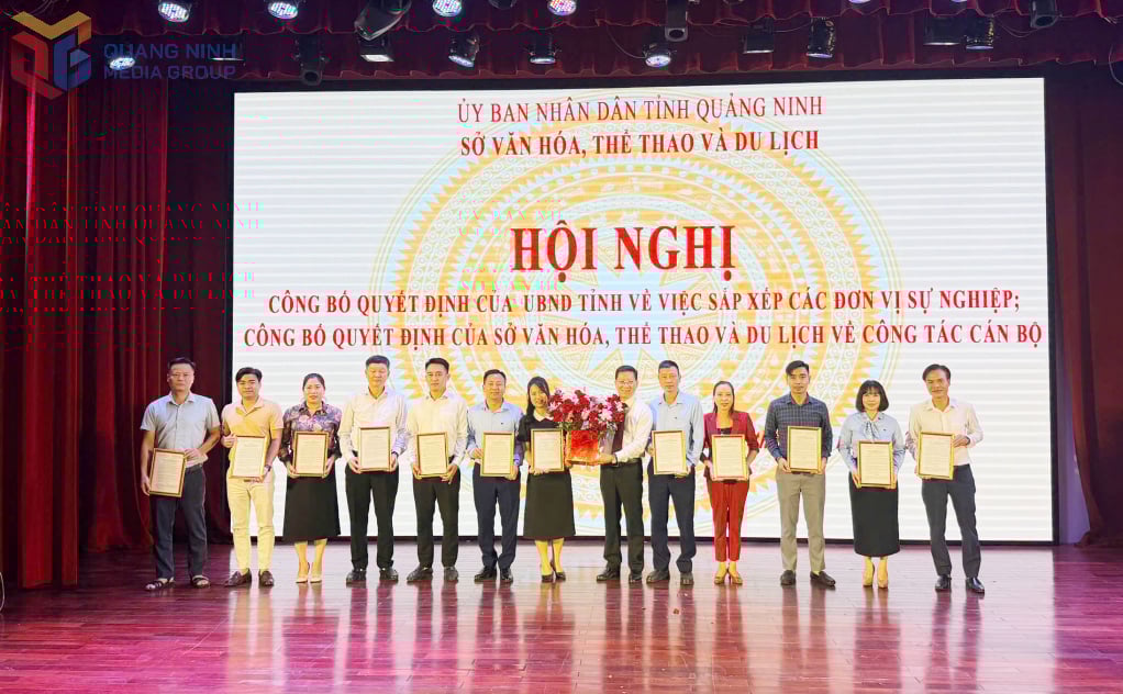 Lãnh đạo Sở Văn hoá, thể thao và du lịch trao quyết định và tặng hoa chúc mừng Phó Giám đốc các đơn vị sự nghiệp.