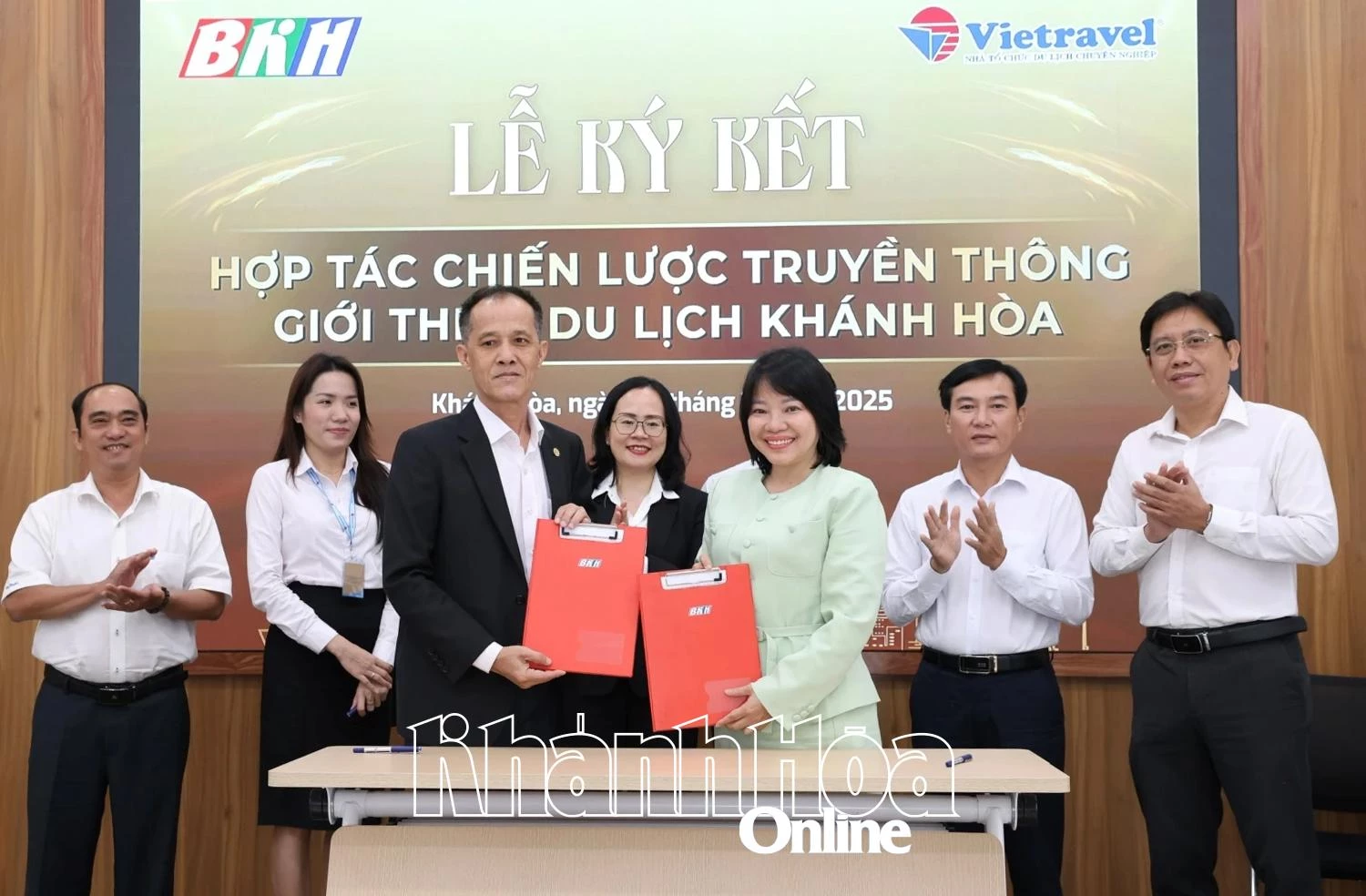 សមមិត្ត Thai Thi Le Hang និងលោក Doan Hai Quan បានបង្ហាញកិច្ចព្រមព្រៀងសហប្រតិបត្តិការប្រព័ន្ធផ្សព្វផ្សាយដែលបានចុះហត្ថលេខា ដើម្បីណែនាំទេសចរណ៍ Khanh Hoa។