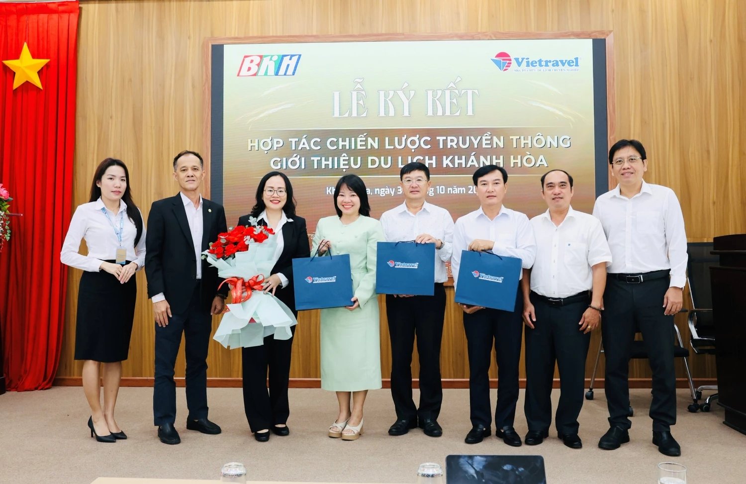 ថ្នាក់ដឹកនាំកាសែត Khanh Hoa វិទ្យុ និងទូរទស្សន៍ និង Vietravel បានថតរូបអនុស្សាវរីយ៍ក្នុងពិធីចុះហត្ថលេខាលើកិច្ចសហប្រតិបត្តិការប្រព័ន្ធផ្សព្វផ្សាយ ដើម្បីណែនាំទេសចរណ៍ Khanh Hoa។