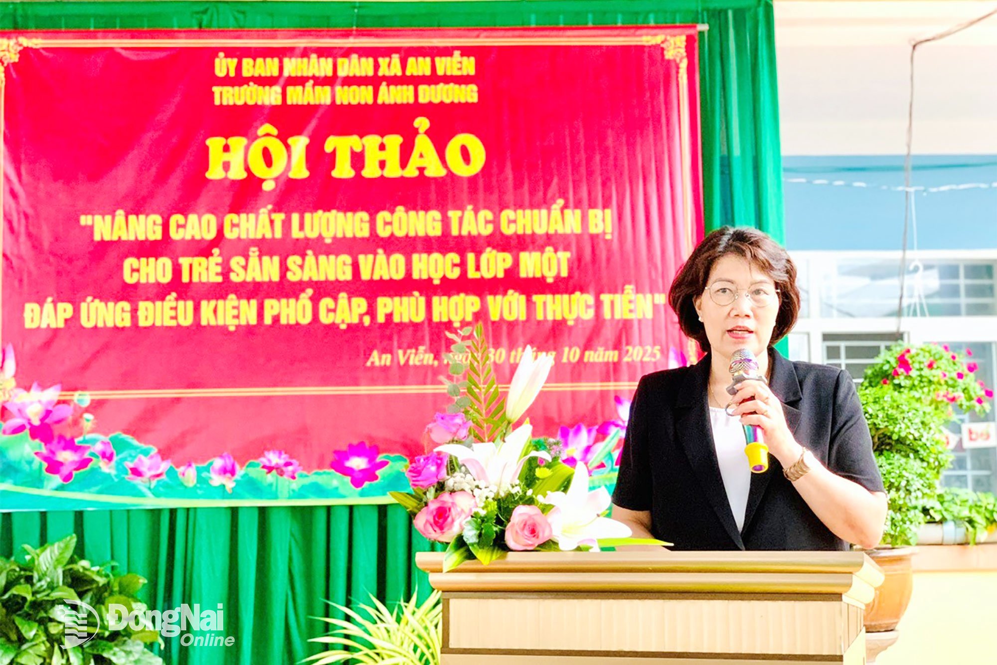 ທ່ານ​ຮອງ​ຫົວໜ້າ​ພະ​ແນ​ກສຶກສາ​ອະນຸບານ​ຮ່ວາງ​ທິດິງ ກ່າວ​ຄຳ​ເຫັນ​ທີ່​ກອງ​ປະຊຸມ. ຮູບພາບ: Thu Bon