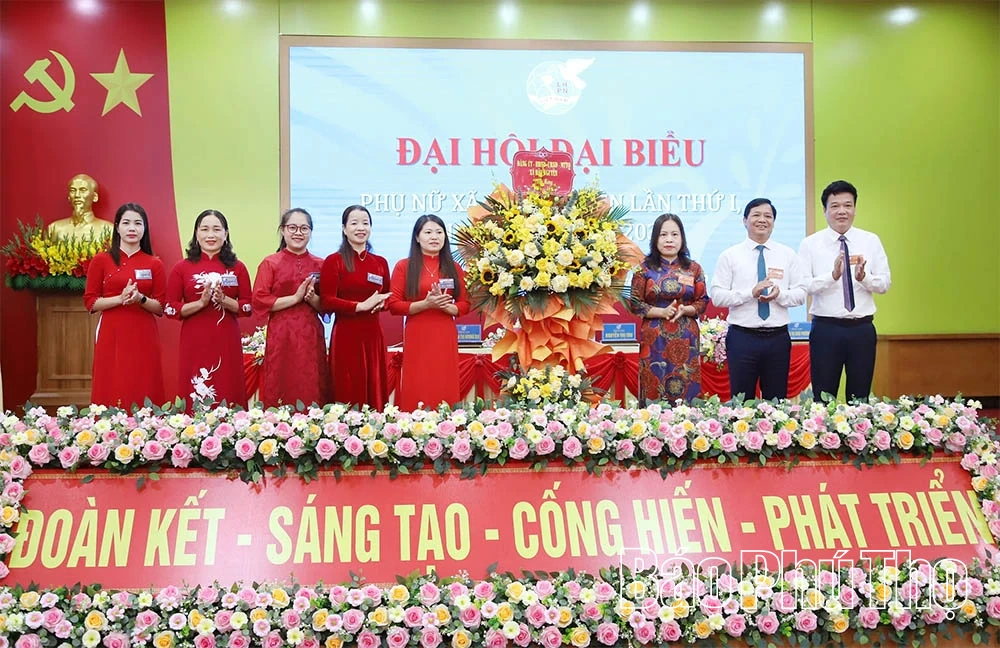 Het 1e congres van vrouwelijke afgevaardigden van de Ban Nguyen Commune