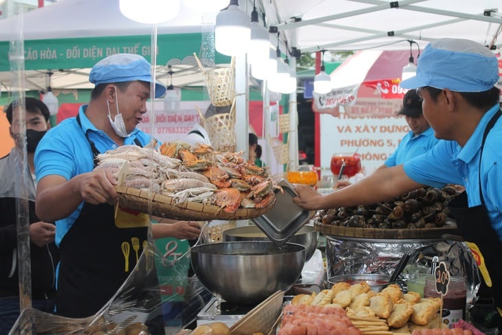 Món ăn ở Lễ hội ẩm thực Chợ Lớn lần 3 có thể làm nhỏ lại để giảm giá? - Ảnh 1. Làm nhỏ món ăn ở Lễ hội ẩm thực Chợ Lớn lại để giảm giá? - Ảnh 1.