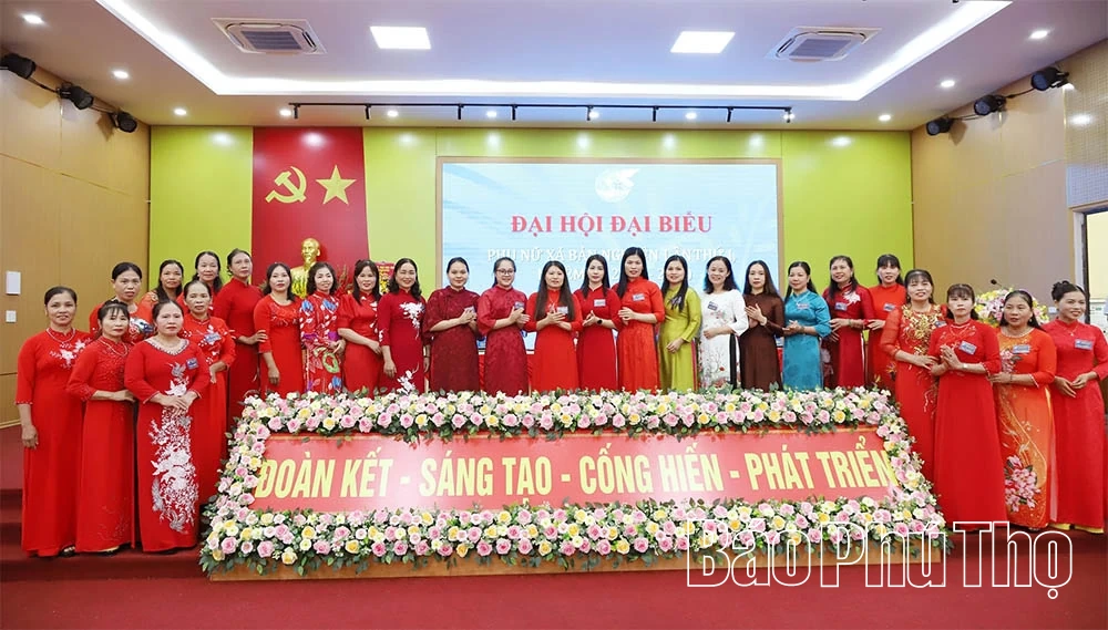 Het 1e congres van vrouwelijke afgevaardigden van de Ban Nguyen Commune