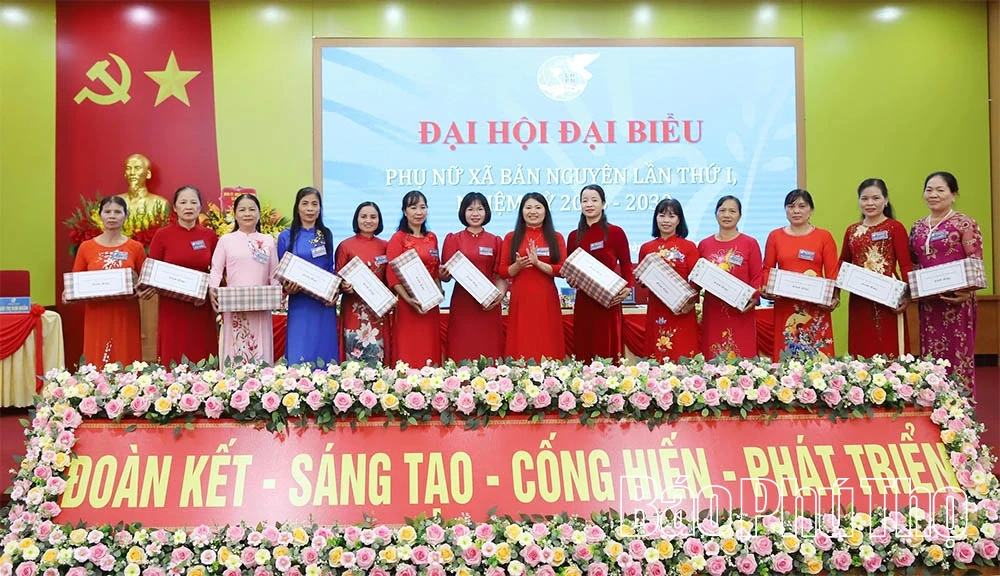 Het 1e congres van vrouwelijke afgevaardigden van de Ban Nguyen Commune