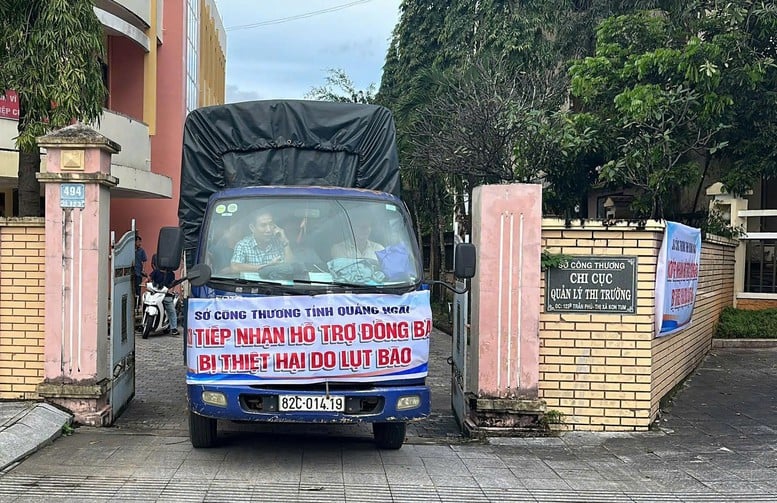 Quảng Ngãi: 'Chuyến xe nghĩa tình' tiếp tế cho người dân vùng cô lập- Ảnh 1.