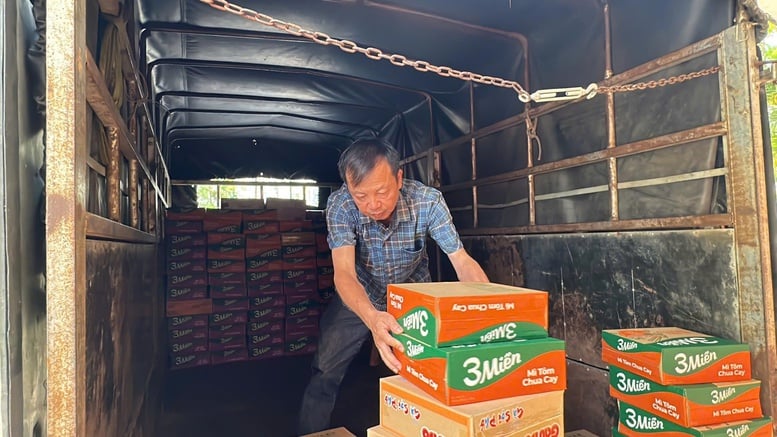 Quảng Ngãi: 'Chuyến xe nghĩa tình' tiếp tế cho người dân vùng cô lập- Ảnh 2.