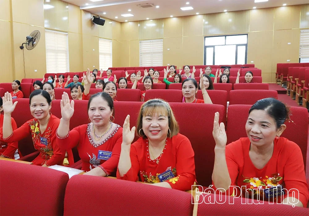 Het 1e congres van vrouwelijke afgevaardigden van de Ban Nguyen Commune