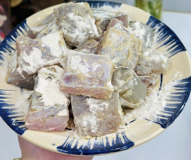 ត្រីបំពងក្តៅៗ សម្រាប់ថ្ងៃត្រជាក់ ឆ្ងាញ់ជាប់ចិត្ត - រូបថត ២. Món cá chiên giòn nóng hổi cho ngày lạnh , ngon khó cưỡng - Ảnh 2.