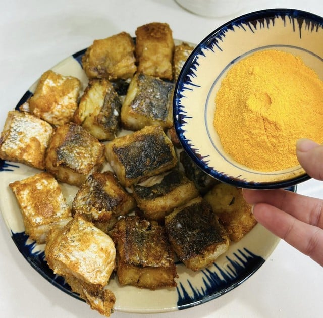 ត្រីបំពងក្តៅៗ សម្រាប់ថ្ងៃត្រជាក់ ឆ្ងាញ់ជាប់ចិត្ត - រូបថត ៥. Món cá chiên giòn nóng hổi cho ngày lạnh , ngon khó cưỡng - Ảnh 5.