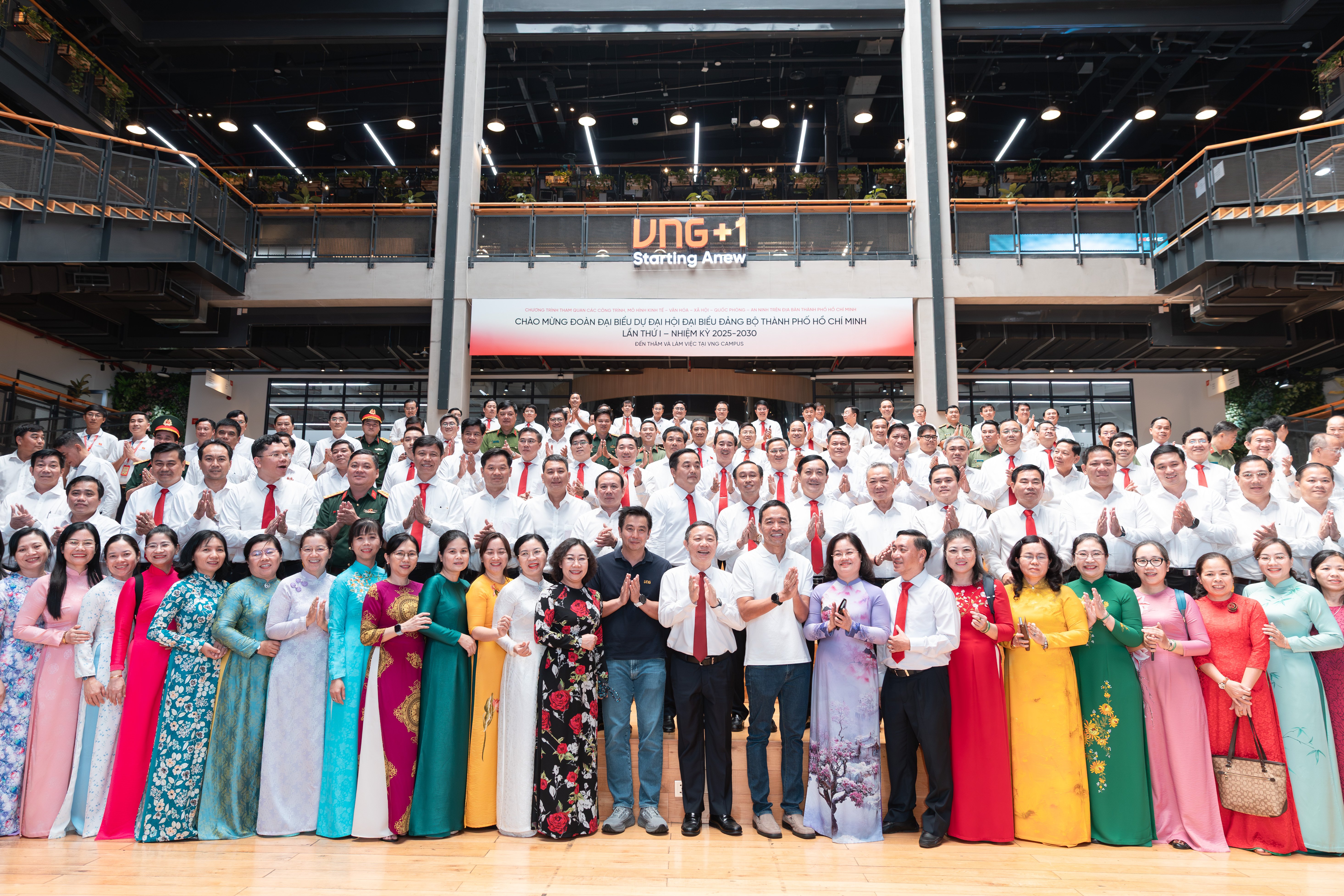۲۰۰-نماینده-از-مجمع-حزب-HCMC-برای-اولین-بار-از-VNG-1-بازدید-و-کار-کردند.jpg