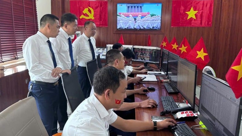 ホー・チミンの思想、道徳、ライフスタイルを学び、それに従うことは、ライチャウ電力会社における定期的かつ継続的な活動です。