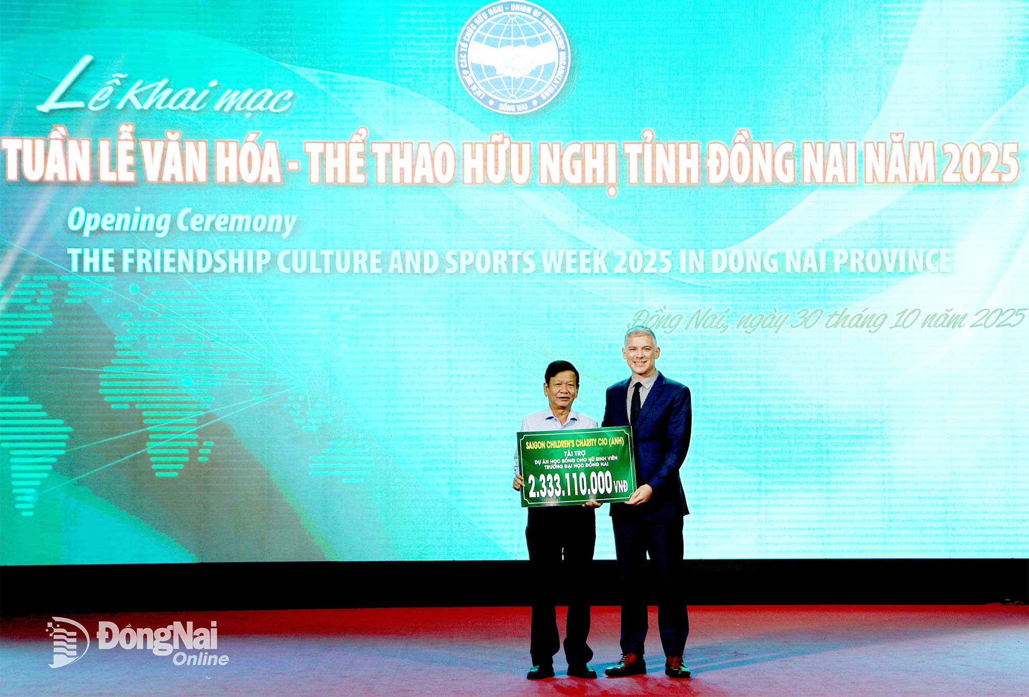 Zahraniční nevládní organizace, zahraniční asociace a podniky s přímými zahraničními investicemi předaly sponzorské plakety za implementaci sociálního zabezpečení v Dong Nai. Foto: Van Truyen