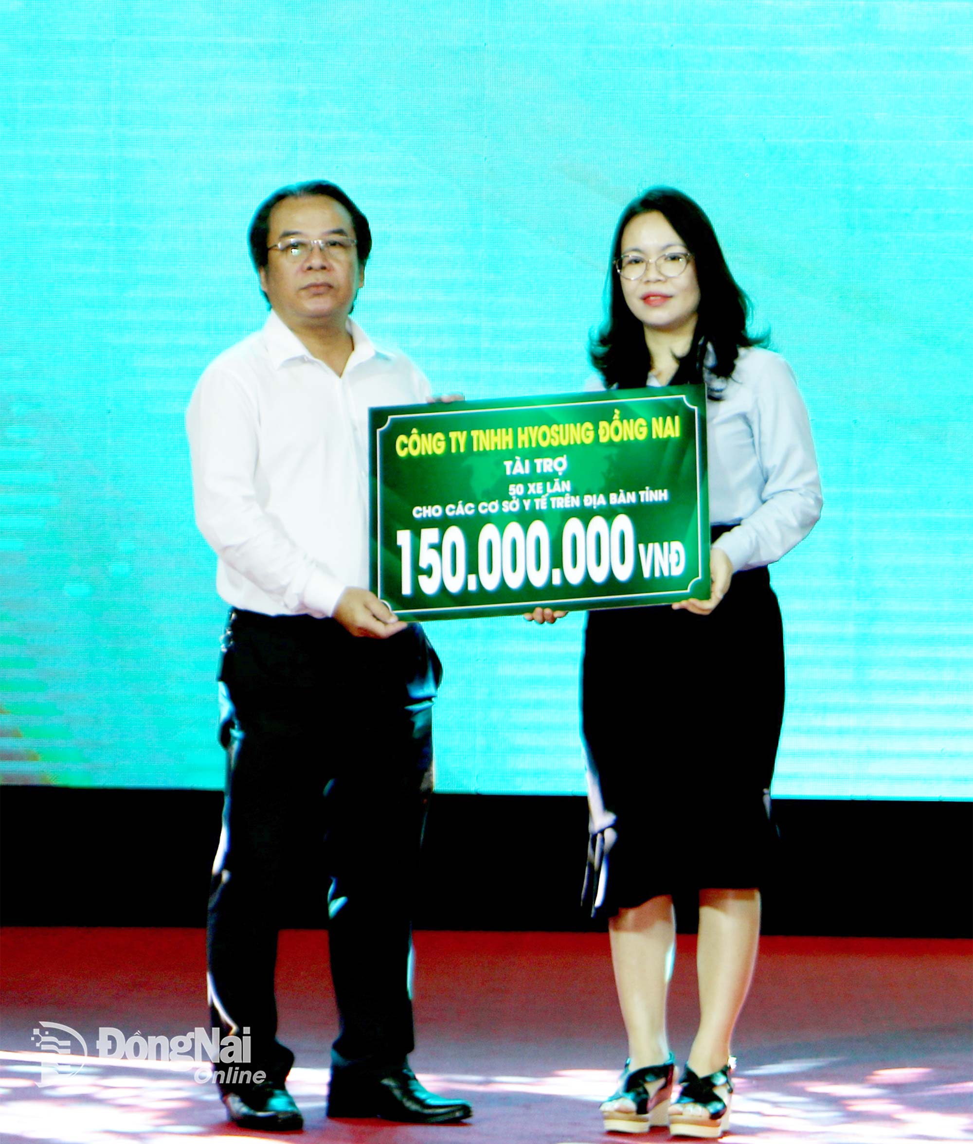 Zahraniční nevládní organizace, zahraniční asociace a podniky s přímými zahraničními investicemi předaly sponzorské plakety za implementaci sociálního zabezpečení v Dong Nai. Foto: Van Truyen