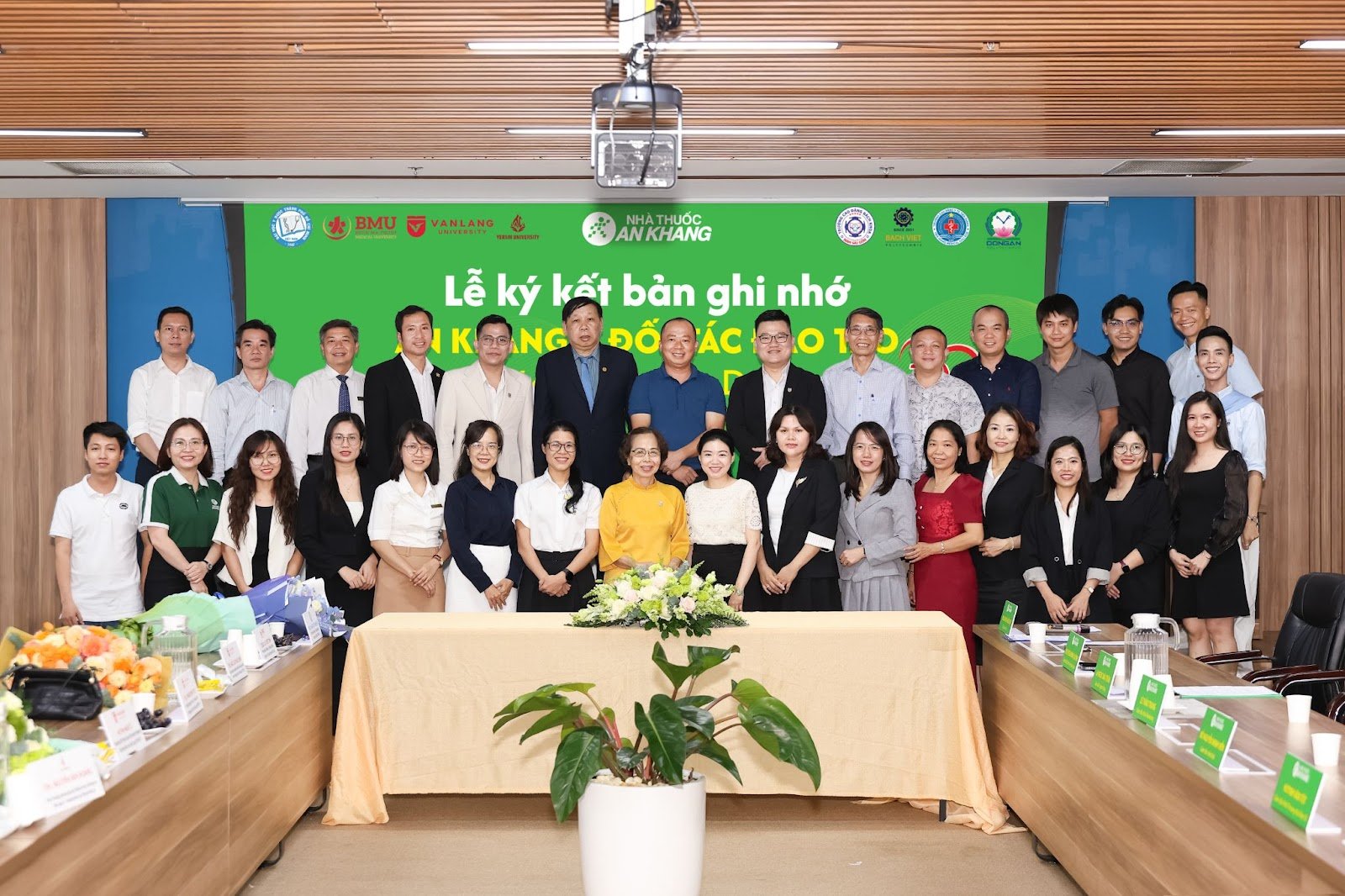 ایک کھانگ فارمیسی ملک بھر میں طلباء کے لیے تربیت اور ملازمت کے مواقع کو بڑھانے کے لیے ہاتھ جوڑتی ہے۔1.jpg