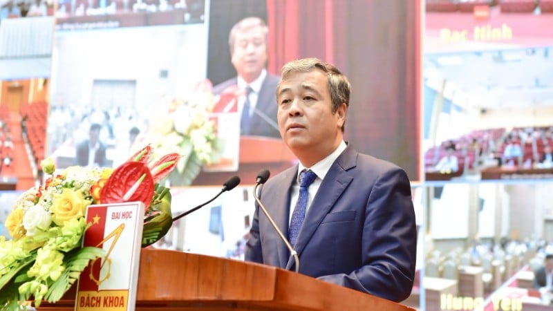 Kamrat Ngo Dong Hai höll ett direktivtal.