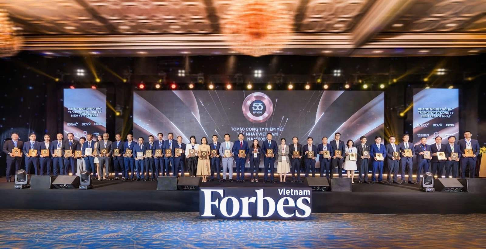 Mobile World Group (MWG) figure parmi les 50 entreprises les plus réputées selon Forbes Vietnam en 2025.jpg