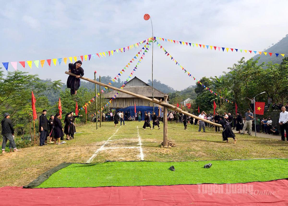 Jocul roții Ferris atrage un număr mare de oameni și turiști.
