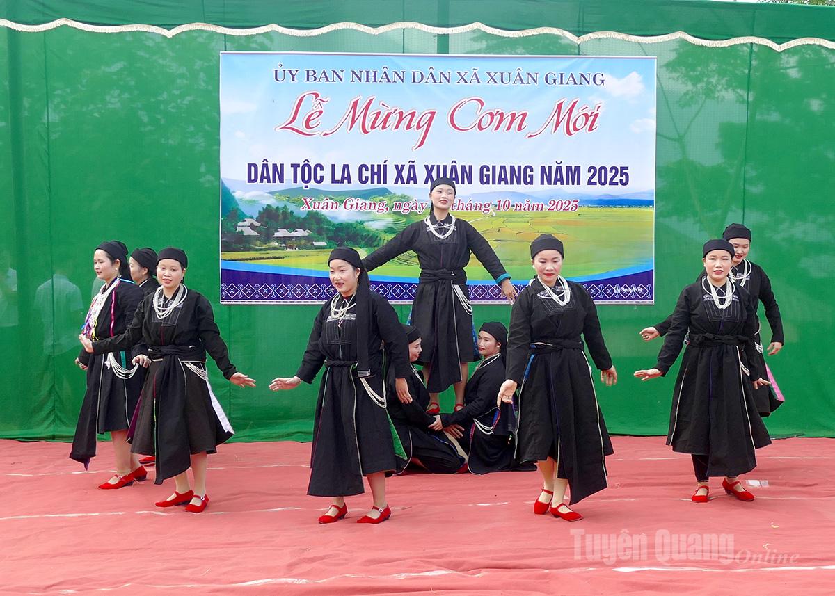 Spectacol special la Sărbătoarea Orezului Nou a grupului etnic La Chi, comuna Xuan Giang.