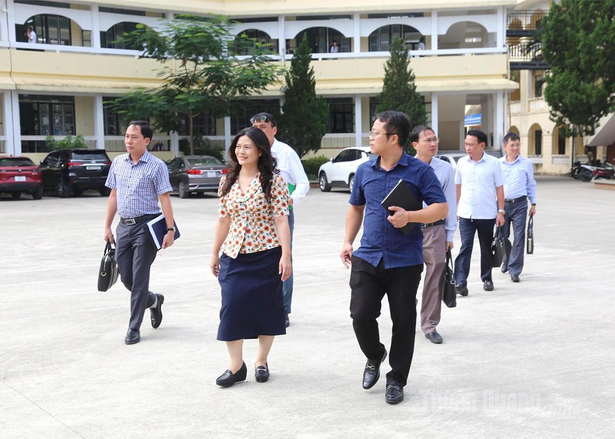 Vice ordförande i Provincial People's Committee Vuong Ngoc Ha och delegationen besökte campus för Thai Nguyen University Branch i Ha Giang.