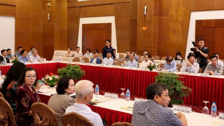 ការកសាងការិយាល័យវិចារណកថាប្រកបដោយវិជ្ជាជីវៈ ទំនើប ធ្វើឲ្យប្រសើរឡើងនូវគុណភាពព័ត៌មានបម្រើសាធារណៈជន