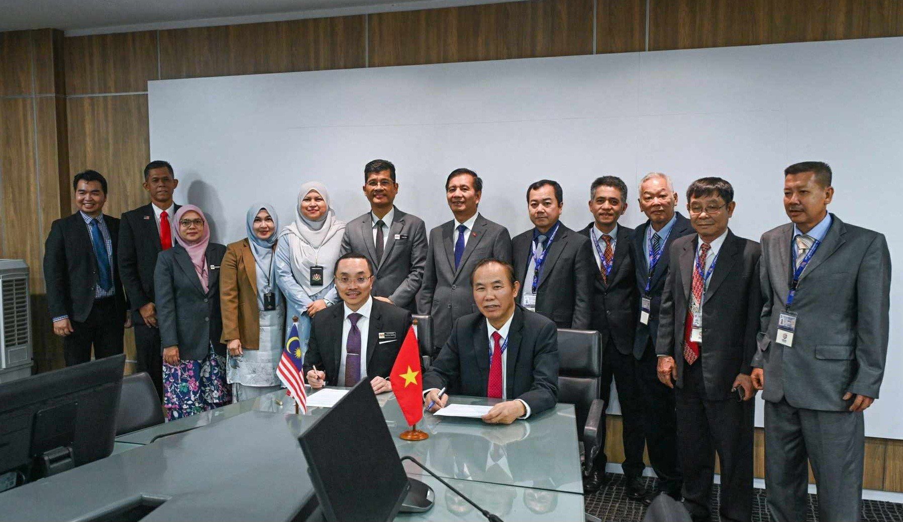 Vietnam's Deputy Minister of Agriculture and Environment Phung Duc Tien (top row, right) at a working session with leaders of the Malaysian Ministry of Agriculture and Food Security. (Photo: Thứ trưởng Bộ Nông nghiệp và Môi trường Việt Nam Phùng Đức Tiến (hàng trên, bên phải) tại cuộc làm việc với lãnh đạo Bộ Nông nghiệp và An ninh lương thực Malaysia. (Ảnh:
