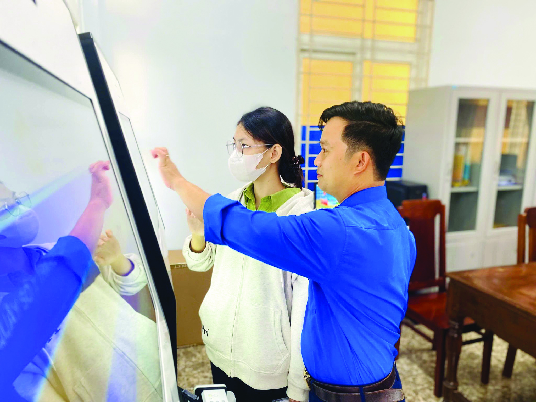 أعضاء اتحاد الشباب في بلدية هيو جيانج يدعمون بنشاط الأشخاص في مركز الخدمة الإدارية بالبلدية - صورة: م.ن