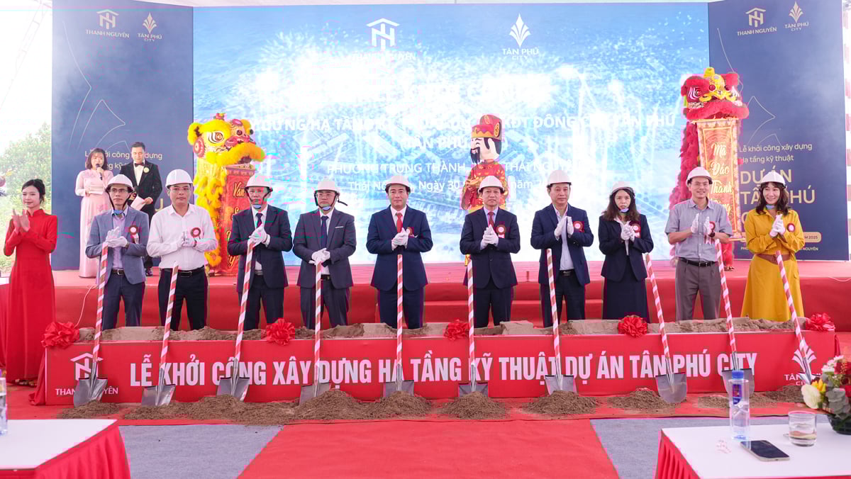 Các đại biểu thực hiện nghi thức khởi công Dự án