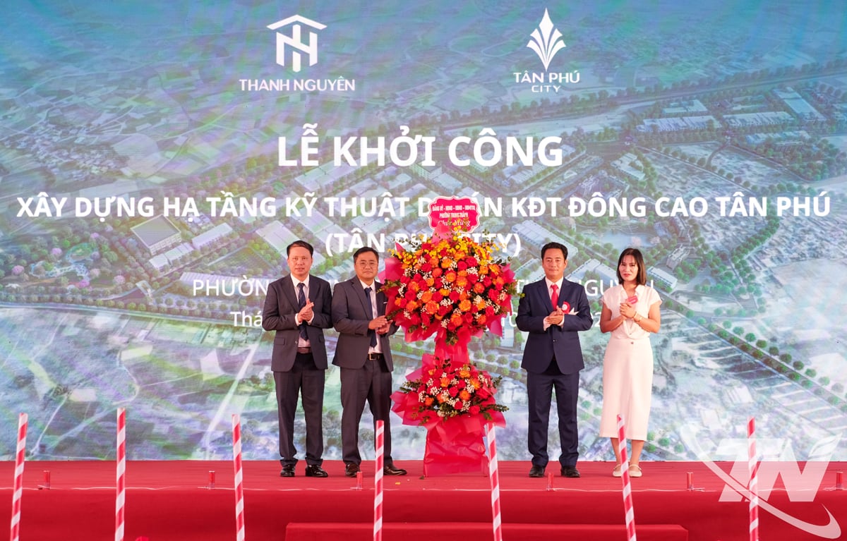 Lãnh đạo xã Thành Công tặng hoa chúc mừng chủ đầu tư Dự án