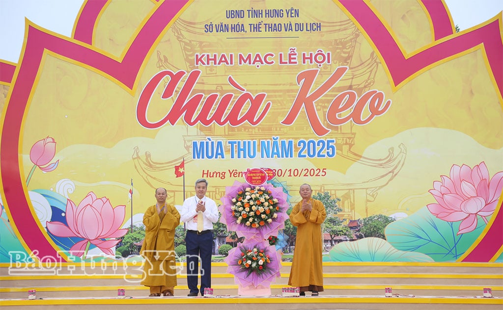 Yang Amat Mulia Thich Thanh Hoa, Timbalan Ketua Jawatankuasa Tetap Jawatankuasa Eksekutif Wilayah Sangha Buddha Vietnam, menyampaikan bunga tahniah.