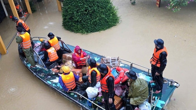 סירות מיוחדות של חטיבה 680, אזור ימי 3, מעבירות סחורות לאזור מבודד בהאנה, העיר דא נאנג. (צילום: BA DUNG)