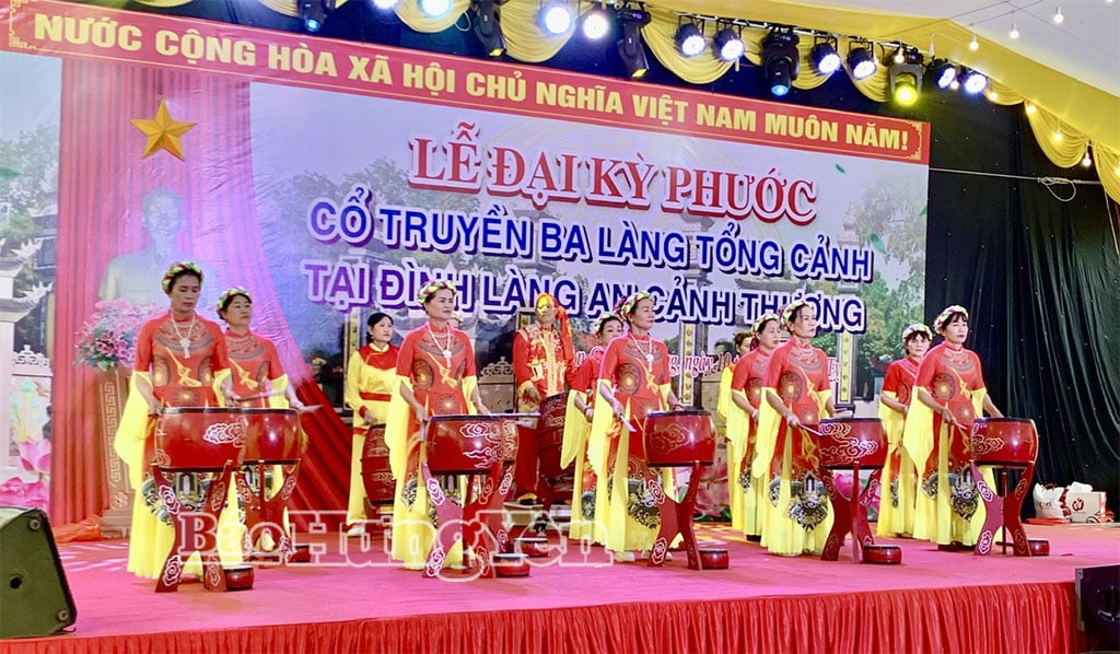 ການສະແດງກອງທີ່ພິທີອວຍພອນປະເພນີອັນດີງາມຂອງສາມໝູ່ບ້ານຕົ່ງແຄງ.