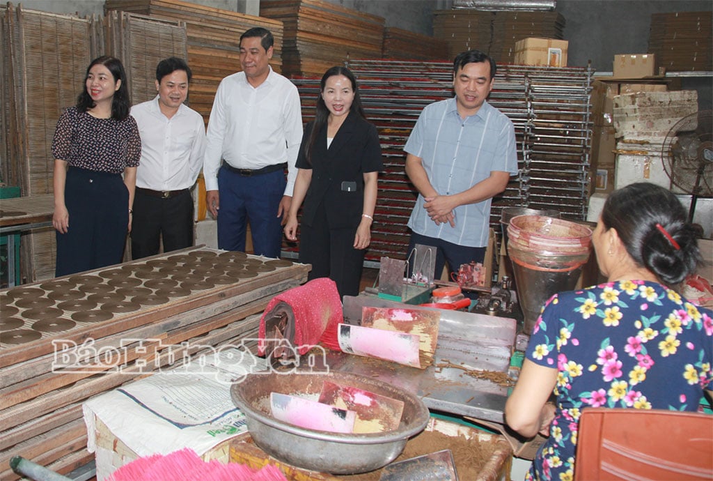 គណៈប្រតិភូបានទៅទស្សនារោងចក្រធូបប្រពៃណីនៅសង្កាត់ Son Nam។