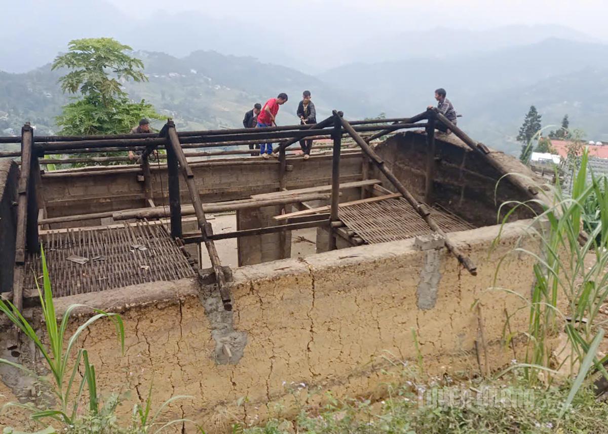 អង្គការឃុំនិងអ្នកភូមិគាំទ្រថ្ងៃពលកម្មដើម្បីសង់ផ្ទះ។