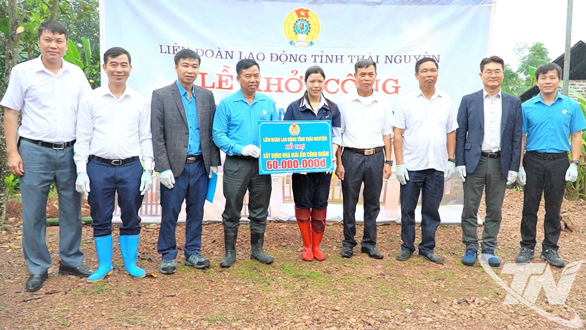 Provinční federace práce Thai Nguyen podpořila 60 miliony dongů na výstavbu domu „Odborového útulku“ pro paní Le Thi Tuyet (obec Thanh Cong).