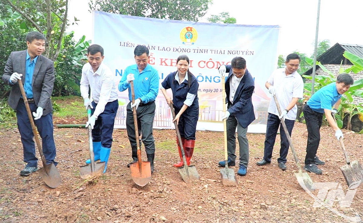 Delegáti se zúčastnili slavnostního položení základního kamene odborového útulku pro rodinu paní Tuyetové.