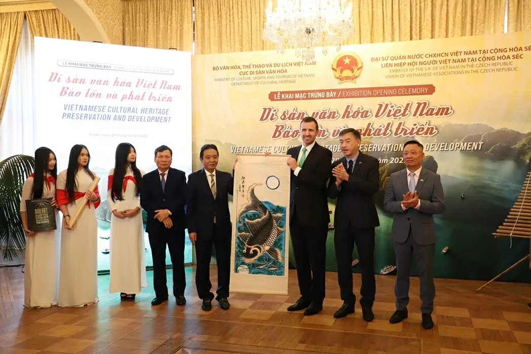 Výstava vietnamského kulturního dědictví - Ochrana a rozvoj: Vietnamský dech v srdci Evropy Triển lãm Di sản văn hóa Việt Nam - Bảo tồn và phát triển: Hơi thở Việt giữa lòng châu Âu