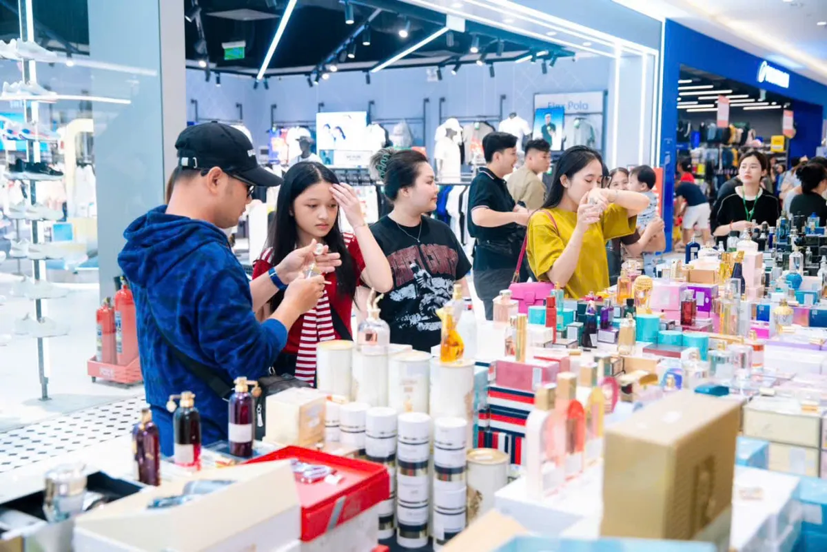 Lượng khách đến các TTTM tại TP Hồ Chí Minh đang hồi phục - Ảnh 1.