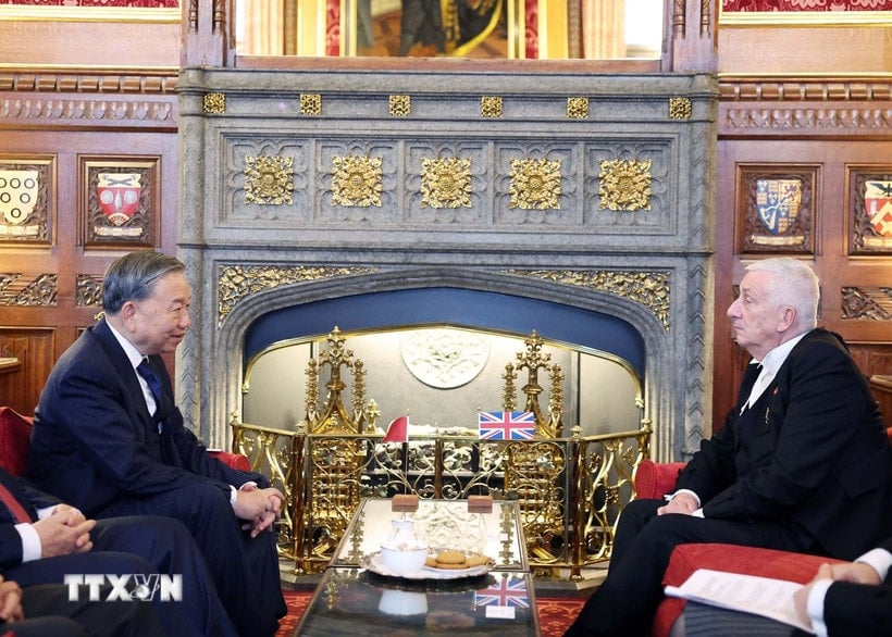 Sekretaris Jenderal To Lam bertemu dengan Ketua Dewan Rakyat Inggris, Lindsay Hoyle. (Foto: Thong Nhat/VNA)