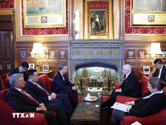 Sekretaris Jenderal To Lam bertemu dengan Ketua Dewan Rakyat Inggris, Lindsay Hoyle. (Foto: Thong Nhat/VNA) ttxvn-tong-bi-thu-to-lam-hoi-kien-chu-tich-ha-vien-anh-8373621-1.jpg