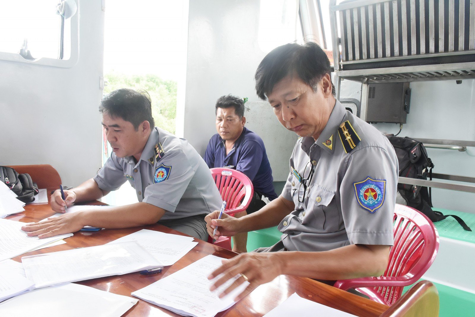 Detekce a manipulace se 2 rybářskými plavidly, která nesplňují provozní podmínky