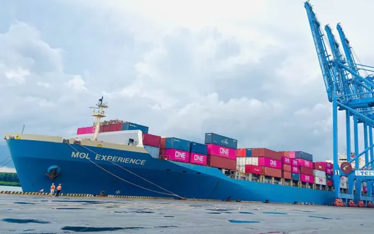 Mateřská loď MOL EXPERIENCE s kapacitou přibližně 63 000 DWT zakotvila v přístavu TCIT odpoledne 29. října. Foto: TH. Tàu mẹ MOL EXPERIENCE có tải trọng khoảng 63.000 DWT cập cảng TCIT chiều 29/10. Ảnh:TH.