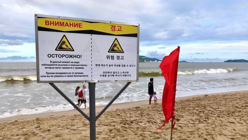 Chính quyền cắm biển cảnh báo bằng tiếng nước ngoài khuyến cáo người dân và du khách nâng cao cảnh giác, tránh xảy ra tai nạn đáng tiếc tại bãi biển Nha Trang.