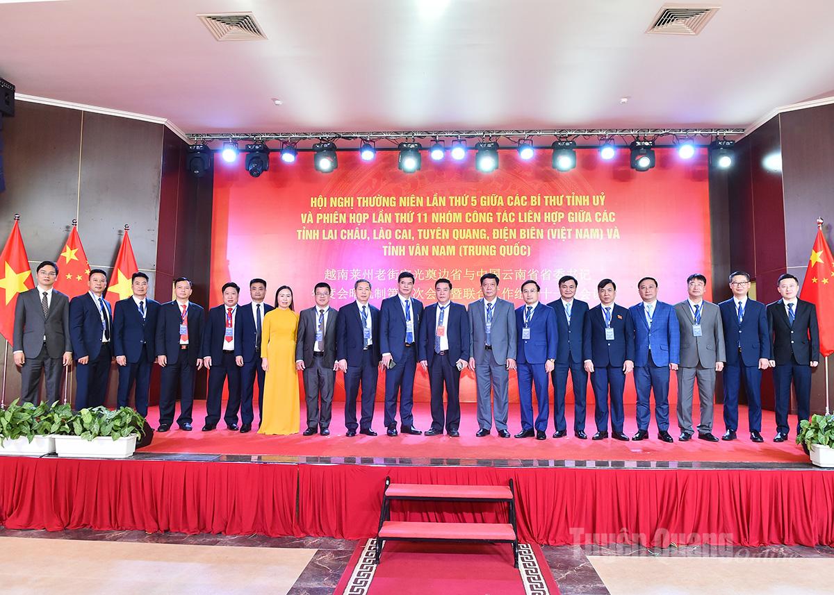 គណៈប្រតិភូខេត្ត Tuyen Quang បានថតរូបអនុស្សាវរីយ៍ក្នុងសន្និសីទ។