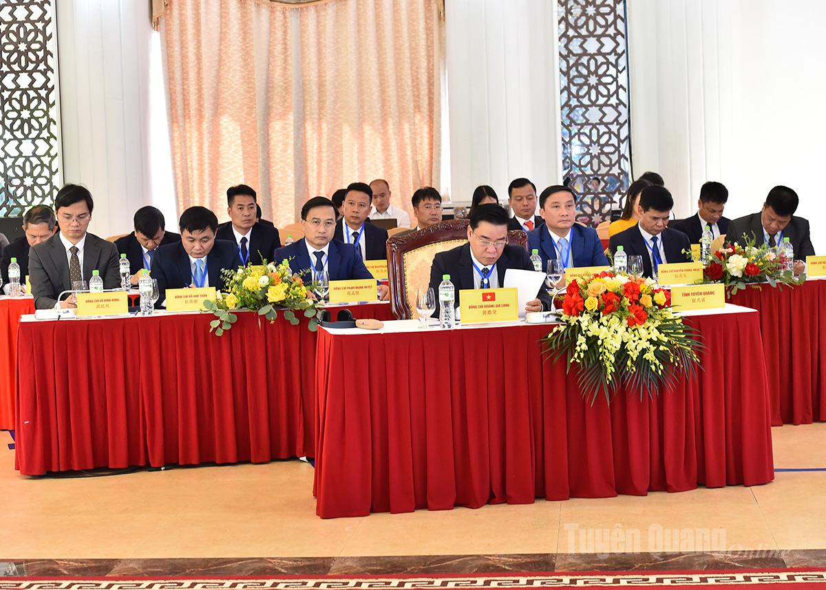 អនុប្រធានគណៈកម្មាធិការប្រជាជនខេត្ត Hoang Gia Long និងគណៈប្រតិភូខេត្ត Tuyen Quang បានចូលរួមសន្និសីទ។
