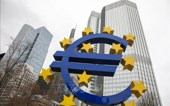 និមិត្តសញ្ញាប្រាក់អឺរ៉ូនៅពីមុខទីស្នាក់ការកណ្តាលរបស់ធនាគារកណ្តាលអឺរ៉ុបនៅទីក្រុង Frankfurt ប្រទេសអាល្លឺម៉ង់។ (រូបថត៖ AFP/TTXVN)