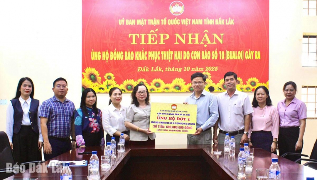 ຄະນະຜູ້ແທນເຮັດວຽກຂອງຕາແສງ ເອເປ ມອບເງິນໜູນຊ່ວຍປະຊາຊົນທີ່ໄດ້ຮັບຜົນກະທົບຈາກພະຍຸເລກ 10.