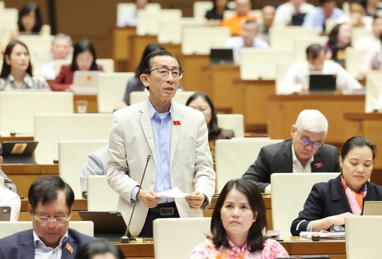 ບັນດາຜູ້ແທນສະພາແຫ່ງຊາດສະເໜີຫຼາຍວິທີແກ້ໄຂເພື່ອເສີມຂະຫຍາຍລະບົບການເງິນແຫ່ງຊາດ ແລະ ຍົກສູງປະສິດທິຜົນການລົງທຶນພາກລັດ - ຮູບ 1. Đại biểu Quốc hội đề xuất nhiều giải pháp củng cố nền tài chính quốc gia, nâng cao hiệu quả đầu tư công- Ảnh 1.