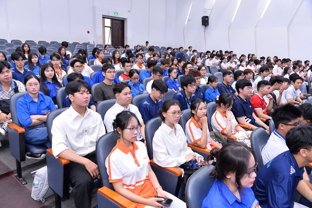 ຊາວໜຸ່ມຕ້ອງໄດ້ຮັບການຝຶກຝົນຫຼໍ່ຫຼອມເພື່ອບຸກເບີກ ແລະ ຊຳນານໃນເຕັກໂນໂລຊີໃໝ່ - ຮູບ 6