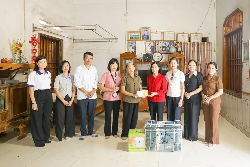 Tam Binh Pharmaceutical ជួយប្រជាជន Thai Nguyen ជំនះផលវិបាកនៃព្យុះ និងទឹកជំនន់