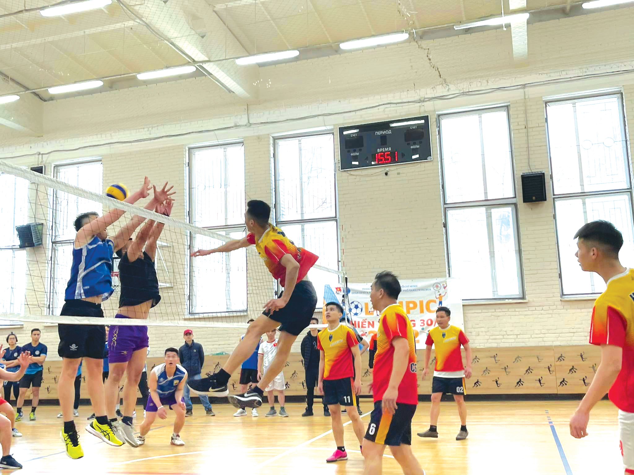 សកម្មភាពអបអរសាទរទិវារំដោះភាគខាងត្បូង និងទិវាបង្រួបបង្រួមជាតិដែលបានធ្វើឡើងនៅទីក្រុងជាច្រើនក្នុងសហព័ន្ធរុស្ស៊ីបានធ្វើឱ្យមានទំនៀមទម្លាប់ស្នេហាជាតិរបស់និស្សិតអន្តរជាតិ - រូបភាព៖ Thu Thao